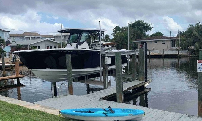 Pompano Beach Apartment | Waterfront-2BDR/2BTH -4 mins to the Beach+ Kayaks