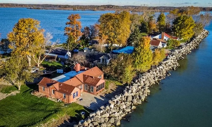 Leamington Cottage | Waterfront 3 Bd Cottage - Hot Tub & Pet Friendly