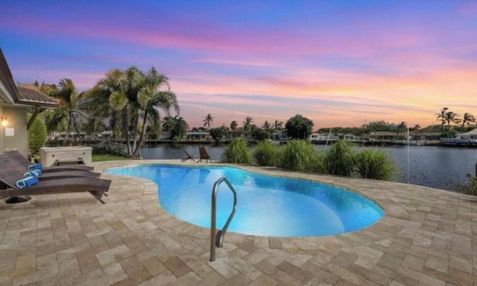 Cypress Lakes House | Waterfront 3 BDR Villa+Hot tub+Htd Pool+Kayaks+Pool table