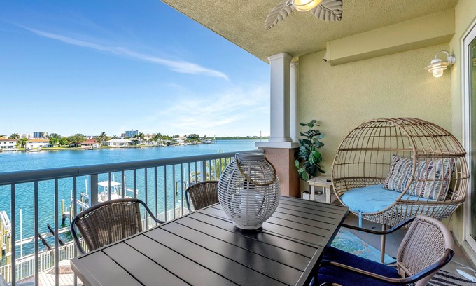 Clearwater Point Condo | ✔Waterfront |3BR |2Kings |Pool |Balcony |Beach