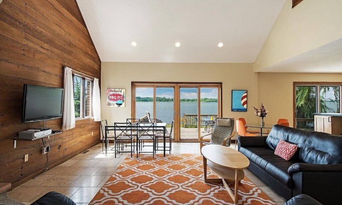 Sandusky House | Waterfront 4/5 BR Near CP and Sports Force