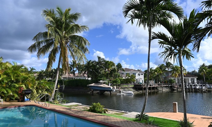 South Lake House | Waterfront 5 bedrooms & loft Private Pool Gorgeous Views and 2 Kayaks