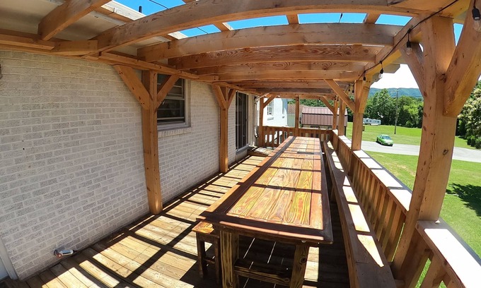 North Tazewell House | Waterfront 6 Bedroom Riverside Retreat and Arcade @ Back of the Dragon