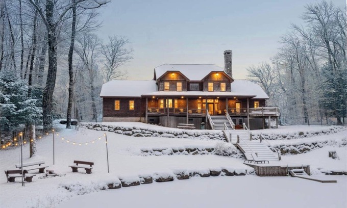 Essex County House | Waterfront 6bd/3.5bth, chef kitch, Adult Treehouse, Swimming, B-ball, Sleeps 12