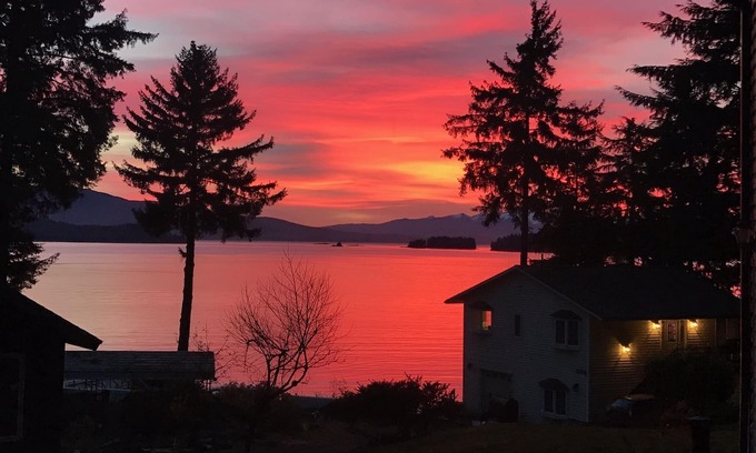 Juneau House | Waterfront Auke Bay cottage in Juneau