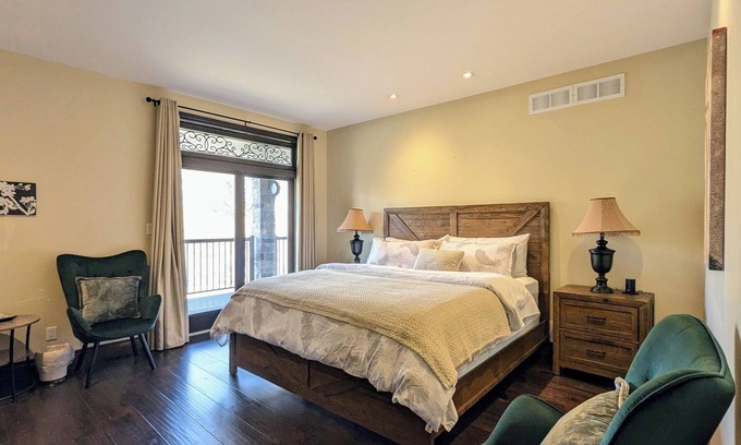 Niagara Falls Bed & Breakfast | Waterfront B&B - Free Breakfast! Canoe, Fire pit, 10 minutes to Niagara Falls!