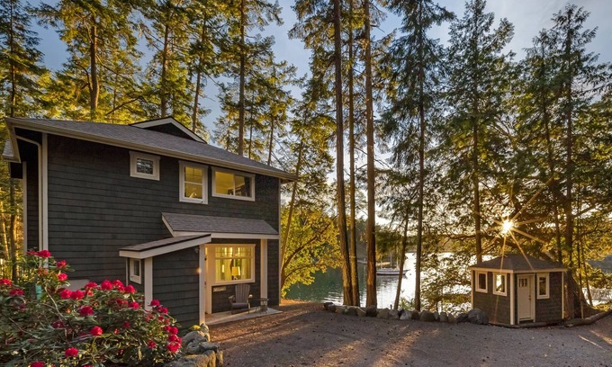 Friday Harbor House | Waterfront! Beach Access! (HBH)