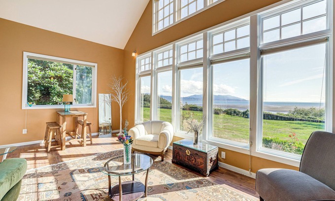 Marietta-Alderwood Cottage | Waterfront Bellingham Bliss: Steps to Beach!