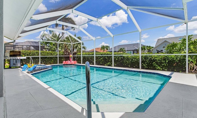 Pelican House | Waterfront Bliss with Heated Pool, Spa & Private Dock Adventures – The Coral Dockhouse