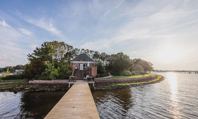 Alanton House | Waterfront Bungalow for Relaxation and Sanctuary
