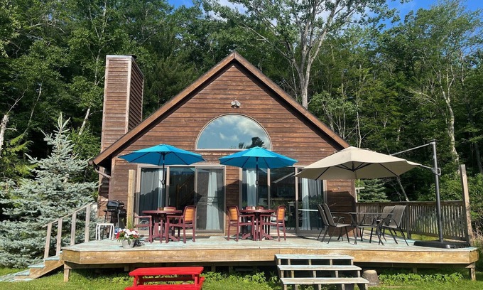 Traverse City House | Waterfront close to Traverse City, Kayaks, Row Boat, Firepit, Dog ok, 8pl