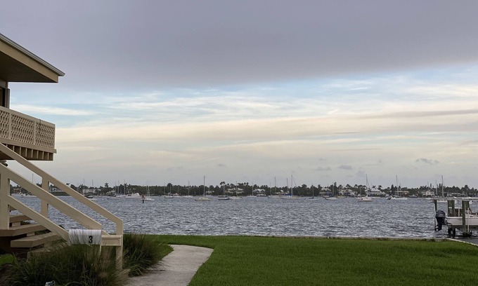 Pinewood Park Condo | Waterfront condo overlooking Palm Beach