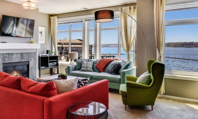 South Lake Union Condo | Waterfront Condo 2-bedrooms with AC, Kitchen and all amenities in Seattle
