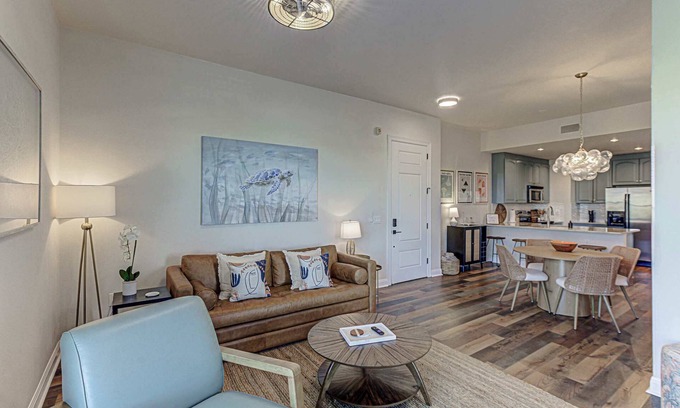 Horseshoe Bay Condo | Waterfront Condo for 4 with Resort Pool & Lake View!