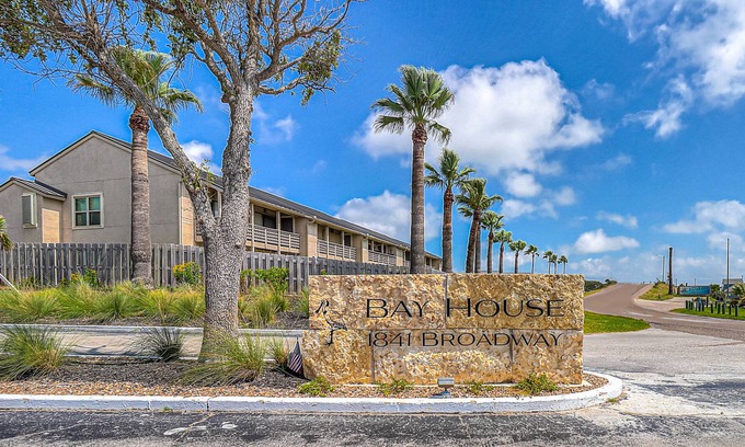 Harbor Oaks House | Waterfront condo in Bay House community with pools and dock