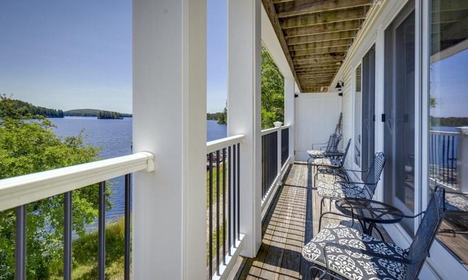 Silver Lake Apartment | Waterfront Conway Area Condo Walk to Beach!