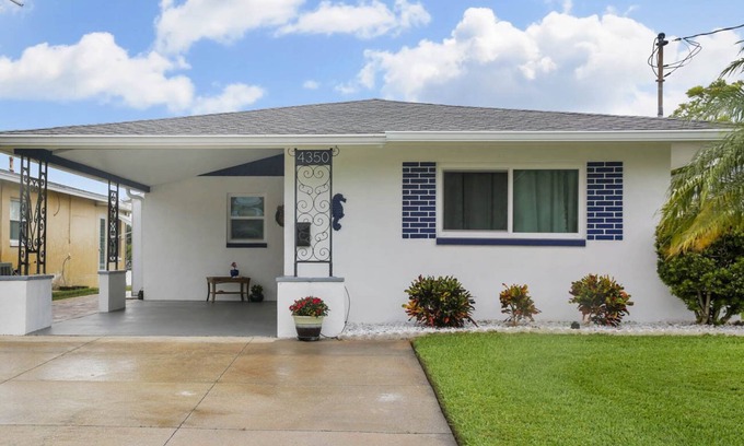 Flor-a-mar House | Waterfront Cottage, 2 bd, 1 Ba, Tandem Kayak, 2 SUPs, 4 Bikes, Dock and Lift
