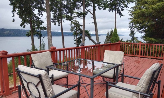 Freeland House | Waterfront cottage - Free Wi-Fi - fully fenced backyard