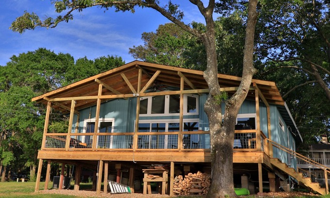 West Livingston House | Waterfront cottage with stunning sunset views