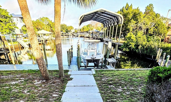 Dixie Shores House | Waterfront Crystal River, 2/2 fits, 8