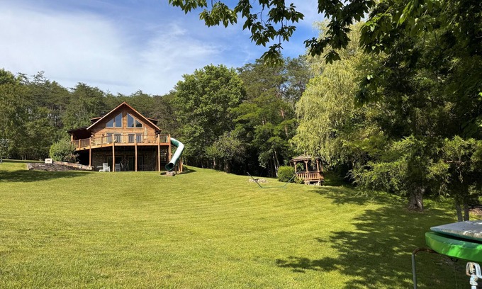 Goodview House | Waterfront dog-friendly home with private dock, paddleboards, kayaks, WiFi, AC