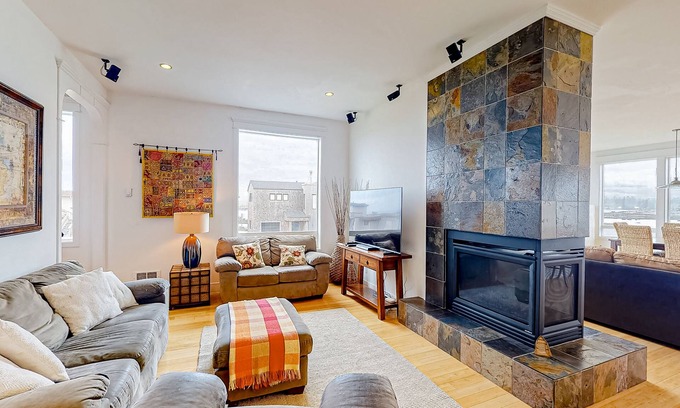 Bandon House | Waterfront, dog-friendly home with fast WiFi, game room, grill & stunning views