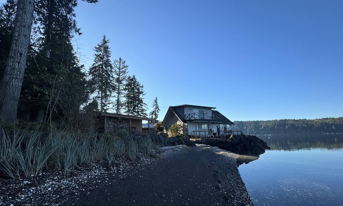 Union House | Waterfront family home w/ private beach, cozy woodstove, kayak. Dog-friendly!