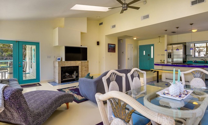 Fort Walton Beach House | Waterfront Fort Walton Beach Home w/ Kayaks & Deck