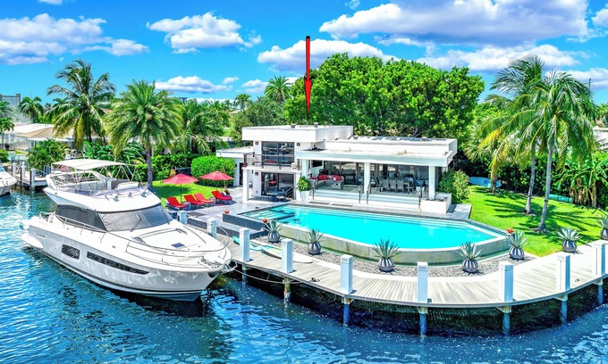 Pompano Isles House | Waterfront Gem+Heated Pool+Hot Tub! 1 Mile 2 Beach