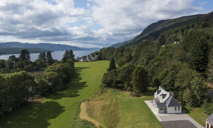 Scaniport Cottage | Waterfront gem with hot tub by Loch Ness -Middleton Farmhouse