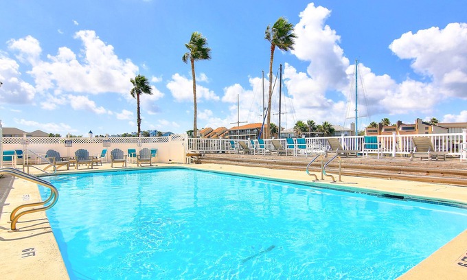 Corpus Christi Condo | Waterfront getaway with pools, grills & fitness room