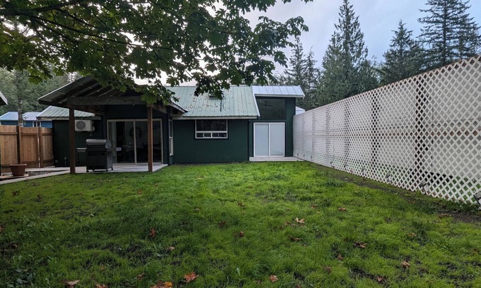 Gold Bar Cabin | Waterfront guest house nwith WiFi, AC, Hot tub, Sauna.nPet friendly.