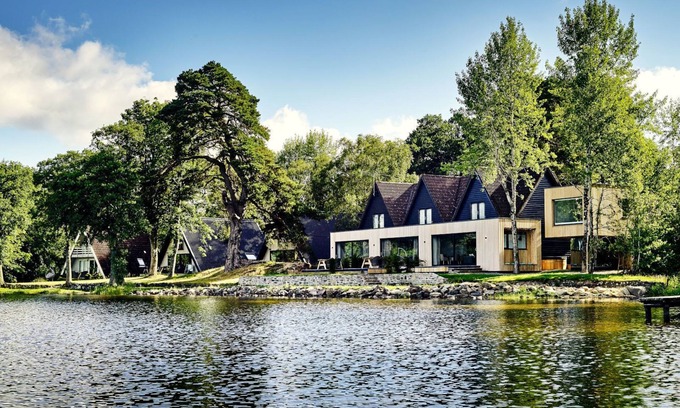 Port of Menteith Ski Chalet | Waterfront heaven with hot tub and sauna.