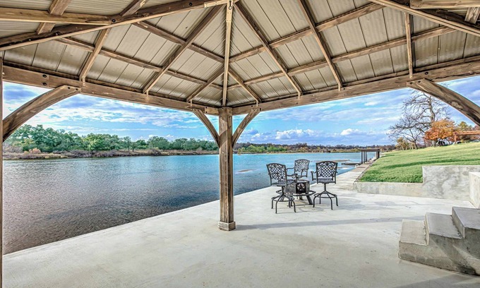 Kingsland House | Waterfront Home for 14, Perfect for Large Families
