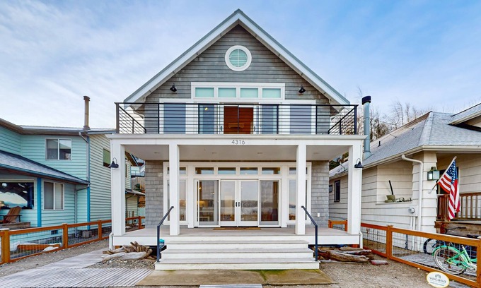 Langley House | Waterfront home in Langley, peaceful, walkable community
