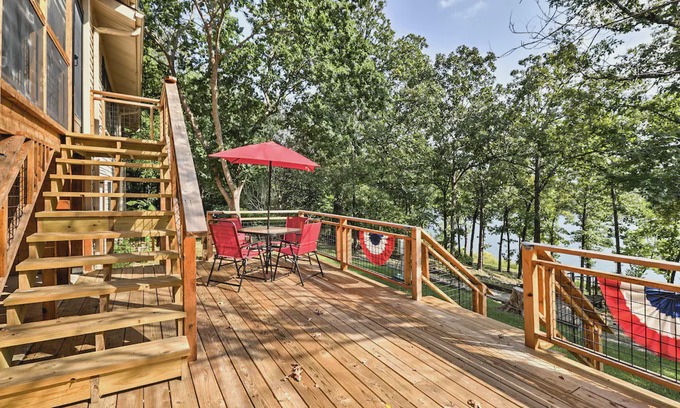 Hardy House | Waterfront Home on Lake Sherwood w/ Dock & Deck!