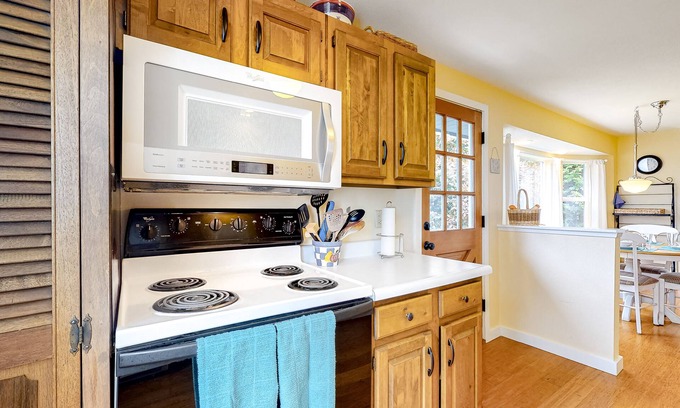 Camano Island House | Waterfront Home w/Gorgeous Ocean View, Deck, Fireplace, WiFi - Walk to Beach