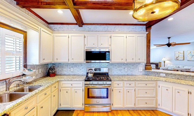 Leesville House | Waterfront home with private dock, boat ramp, large deck, grill, & W/D