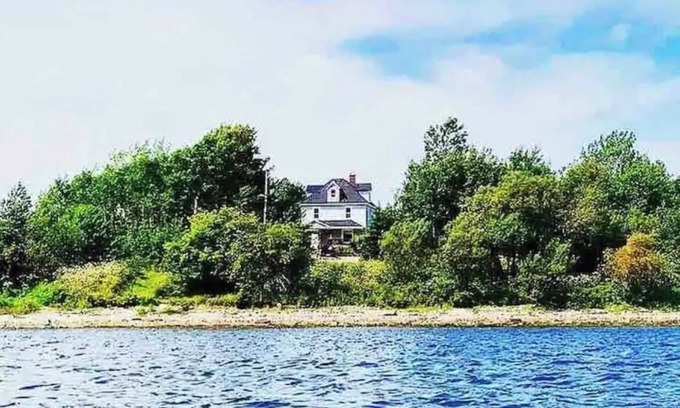 North Sydney House | Waterfront homestead on 4 landscaped acres.