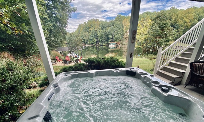 Goodview House | WATERFRONT HOT TUB, FIRE PIT, THEATER/GAMEROOM, WIFI, KAYAKS, MULTI FAMILY