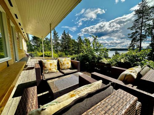 Baerum Municipality House | Waterfront house with sun all day