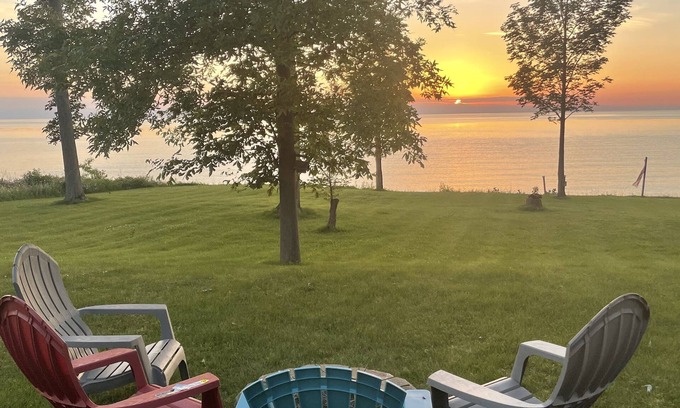 Sterling House | Waterfront house with amazing views of Lake Ontario and Sunsets