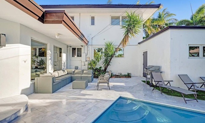 Hollywood Lakes House | Waterfront Intracoastal Luxe Pool 6BR Beach 5 min