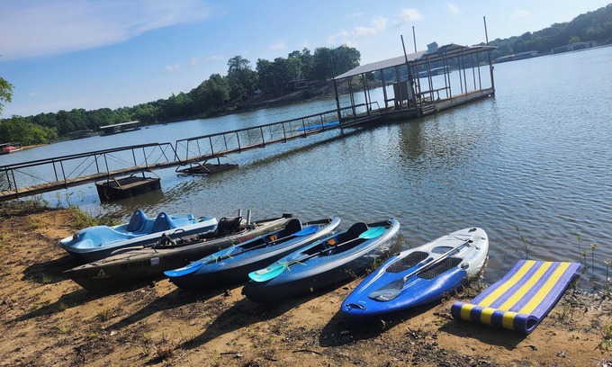 Hoyt House | 🔥WATERFRONT* KAYAKS* PRIVATE DOCK* POOL TABLE* HOT TUB* LAKE EUFAULA🔥