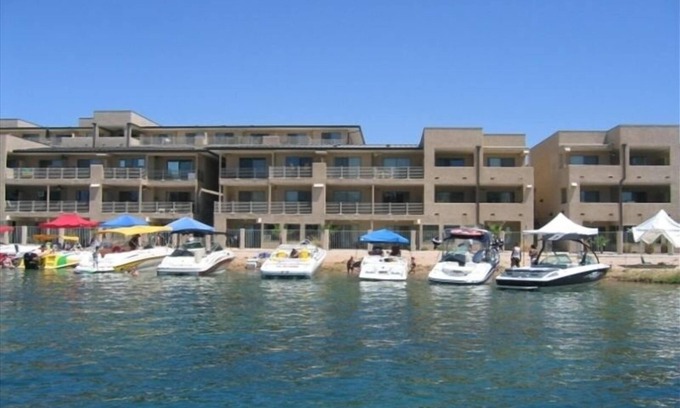 Lake Havasu City Condo | Waterfront Kingsview Condo by the Famous London Bridge, Close to Everything!
