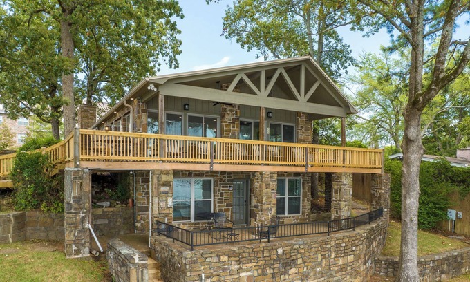 Hot Springs House | Waterfront Lake Hamilton Home with Hot Tub in Hot Springs!