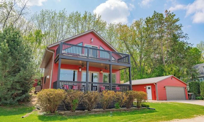 Lake Koshkonong House | Waterfront Lake Koshkonong Retreat - 5BR with Fire Pit, Pier & Social Garage