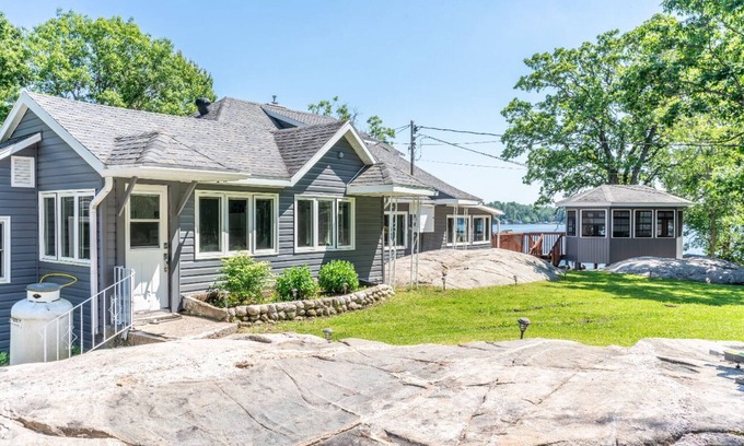 Gravenhurst House | Waterfront Lake Muskoka cottage one thousand and one night