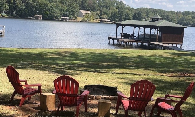 Eatonton House | Waterfront Lake Retreat with Live TV for all the SPORTS!