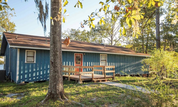 Anacoco House | Waterfront Lake Retreat Private Dock & Fire Pit